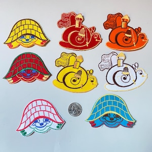 Peut inclure: Ensemble de huit patchs brodés thermocollants représentant des escargots et des tortues de dessins animés colorés. Les patchs sont parfaits pour ajouter une touche fantaisiste aux vêtements, aux sacs ou à d'autres articles en tissu.