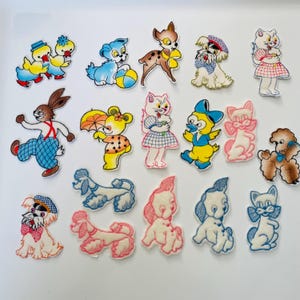 Può includere: Una collezione di toppe ricamate in stile vintage raffiguranti vari animali dei cartoni animati. Le toppe includono anatre, cani, gatti, un cervo, un coniglio e un orso, tutti in colori vivaci con cuciture dettagliate. Ideali per personalizzare abbigliamento o accessori.