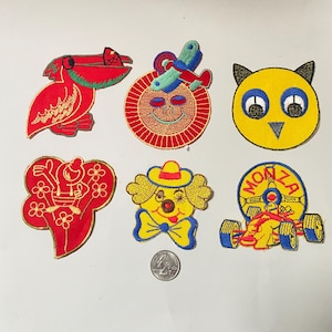 Könnte beinhalten: Sechs gestickte Bügelbilder mit verschiedenen Designs, darunter ein roter Vogel, eine gelbe Sonne mit einem lächelnden Gesicht, eine gelbe Eule, eine rote Strichmännchen, ein gelber Clown und ein gelbes Rennwagen.