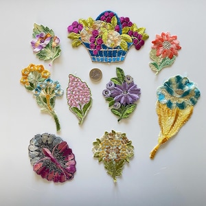 Puede incluir: Un juego de tres tazas de cerámica con un acabado moteado y mate. Las tazas son de color crema, gris claro y gris oscuro. Cada taza tiene un diseño simple y minimalista, ideal para café o té.