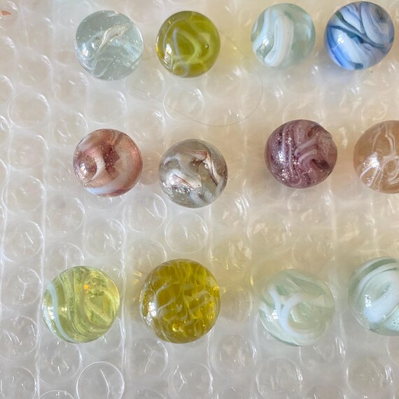ヴィンテージ 24 個の異なるマルチカラーガラスビー玉 1960 年代 - 70