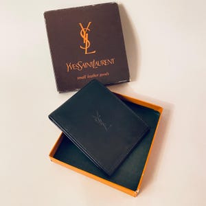 Cartera de piel negra con diseño vintage de Yves Saint Laurent