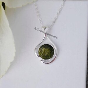 Colgante de moldavita cruda en plata de ley: collar bohemio con ramitas