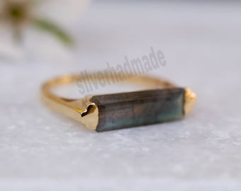 Anillo de labradorita arcoíris chapado en oro de 18 quilates hecho a mano