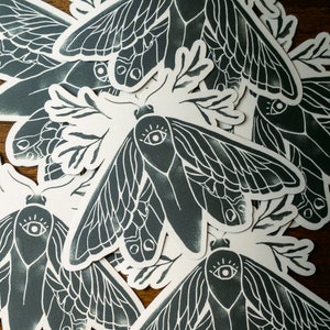 Autocollant papillon de nuit minimaliste noir et blanc