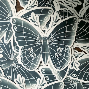 Autocollant “Papillon de jour” – Illustration minimaliste noir & blanc