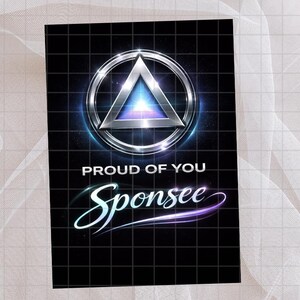 Puede incluir: Una tarjeta negra con un logotipo de triángulo plateado dentro de un círculo, con las palabras "PROUD OF YOU" y "Sponsee" en una fuente cursiva. El fondo es un patrón de cuadrícula.
