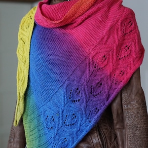 Knitted triangular scarf with cashmere