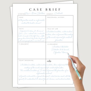 Może przedstawiać: Biała kartka papieru zatytułowana "CASE BRIEF" z odręcznymi notatkami jasnoniebieskim tuszem. Dokument jest podsumowaniem sprawy prawnej, z sekcjami dla cytowania, problemu, fakt&oacute;w, zasady prawa i argument&oacute;w.