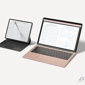 Puede incluir: Dos port&aacute;tiles con planificadores digitales en blanco abiertos en la pantalla. El port&aacute;til de la izquierda es negro y tiene un teclado. El port&aacute;til de la derecha es de color rosa dorado y tiene un teclado. El texto en la pantalla del port&aacute;til de la derecha dice "Definiciones legales" y "Resumen del caso".