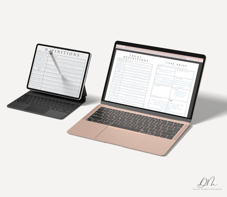 Puede incluir: Dos port&aacute;tiles con planificadores digitales en blanco abiertos en la pantalla. El port&aacute;til de la izquierda es negro y tiene un teclado. El port&aacute;til de la derecha es de color rosa dorado y tiene un teclado. El texto en la pantalla del port&aacute;til de la derecha dice "Definiciones legales" y "Resumen del caso".