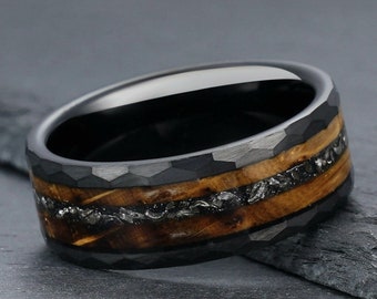 Gehämmerter Meteorit und Whisky Fassring, Wolframring Schwarz, Ehering Herren, Ehering 8 mm, Geschenk für Ihn