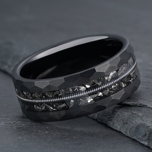 Hamrad meteorit- och gitarrsträngring, svart volframring, hamrad vigselring, rock'n'roll-ring, herrvigselring, mansring, 8 mm