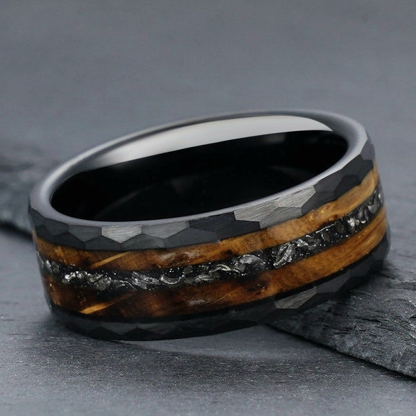 Anillo de barril de whisky y meteorito martillado, anillo de tungsteno negro, banda de boda martillada, anillo de boda para hombres, anillo de hombre, anillo de 8 mm, regalo para él