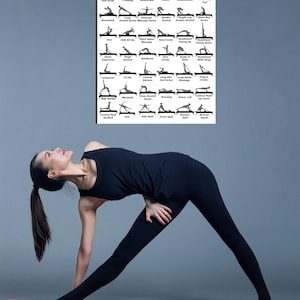 Può includere: Una donna con leggings neri e una canotta nera esegue un esercizio di Pilates su un tappetino da yoga rosa. Uno sfondo con un elenco di esercizi di Pilates con reformer è visibile sullo sfondo.