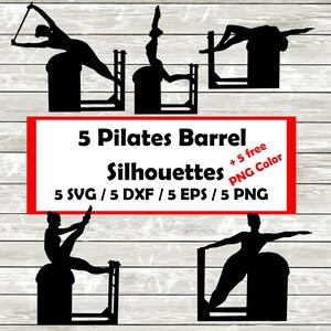 Op de afbeelding: Vijf zwarte silhouetbeelden van mensen die Pilates-oefeningen uitvoeren op een ton. De afbeeldingen zijn geplaatst tegen een achtergrond van houtnerf. De tekst "5 Pilates Barrel Silhouettes + 5 free PNG Color 5 SVG/5 DXF/5 EPS/5 PNG" wordt weergegeven in een rode doos.