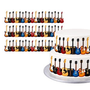 Könnte beinhalten: Eine zweistöckige weiße Torte, verziert mit einem sich wiederholenden Muster aus verschiedenen E- und Akustikgitarren in den Farben Rot, Blau, Gelb, Schwarz und Holztönen. Drei passende essbare Tortenbänder mit Gitarrenmotiv sind enthalten.