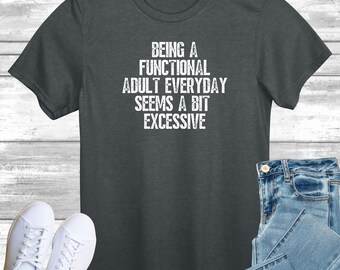 Een functionele volwassene zijn lijkt elke dag een beetje overdreven T-shirt cadeau, grappig shirt voor volwassenen, T-shirt humor volwassenheid, cadeau voor moeder vader, grappige zin
