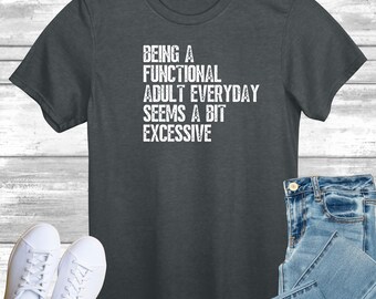 Een functionele volwassene zijn lijkt elke dag een beetje overdreven T-shirt cadeau, grappig shirt voor volwassenen, T-shirt humor volwassenheid, cadeau voor moeder vader, grappige zin