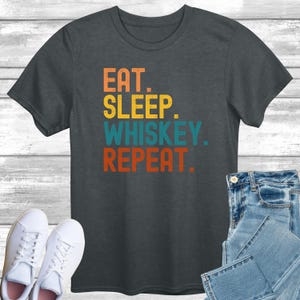 Retro-Stil Essen Schlaf Whisky Wiederholen T-Shirt, Vintage Sonnenuntergang Scotch Trinkoberteil, Distressed Party Shirt, T-Shirt für Trinkliebhaber, Geschenk für