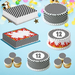 Può includere: Diverse torte e cupcake con decorazioni a tema racing. Le torte presentano motivi a scacchi, fiamme e il numero 12. I cupcake hanno decorazioni a scacchi. Le torte sono su una superficie azzurra con coriandoli colorati.