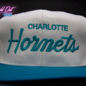 Gorra snapback vintage de los Charlotte Hornets con un solo guión de la NBA