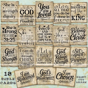 Könnte beinhalten: Eine Sammlung von 18 Bibelverskarten mit inspirierenden Zitaten in schwarzer Schrift auf einem Vintage-Papierhintergrund. Verse wie "She is clothed with strength", "You are loved" und "God is my refuge".