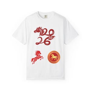 Puede incluir: Un juego de tres tazas de cerámica con acabado mate moteado. Las tazas son de color crema, gris claro y gris oscuro. Cada taza tiene un diseño simple y minimalista.