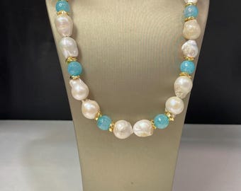 Collar único de perlas barrocas con cuentas de ágata azul: joyería artesanal con piedras preciosas naturales para mujer.