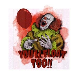 Könnte beinhalten: Ein rot-weißer Clown mit grünem Kragen und roten Haaren lacht mit einem roten Ballon im Hintergrund. Der Text "YOU'LL FLOAT TOO!" ist in rot unter dem Clown geschrieben.