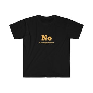 Può includere: Maglietta nera con una grafica dorata che dice "No is a complete sentence".