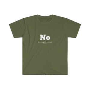 Può includere: Una maglietta verde con testo bianco che dice "No is a complete sentence".