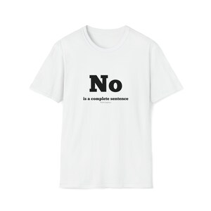 Könnte beinhalten: Weißes T-Shirt mit schwarzem Text, der "No is a complete sentence" lautet.