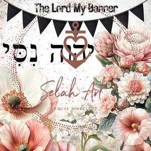 Può includere: Un design floreale con il testo "Jehovah Nissi" e "The Lord My Banner". L'immagine presenta uno striscione, un simbolo di ancora-cuore e vari fiori nei toni del rosa, bianco e pesca. Sono presenti anche le parole "Selah Art" e "Pause & Reflect".