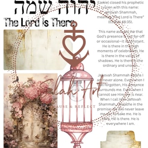 Può includere: Stampa artistica digitale con le parole "Jehovah Shammah" in un carattere consumato, testo ebraico e "The Lord is There". L'opera include una lanterna decorativa, elementi floreali e testo da Ezechiele 48:35.
