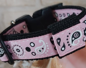 1,0 cm breit - Halsband für kleine Hunde/Katzen/Welpen – Pink Bandana Design – hergestellt in den USA