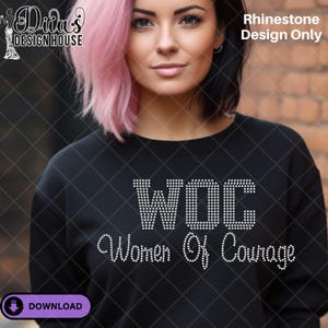Puede incluir: Sudadera negra con el texto de pedrería "WOC Women Of Courage". El diseño está en una fuente blanca y brillante. La imagen también incluye el texto "Rhinestone Design Only" y un botón "Descargar".