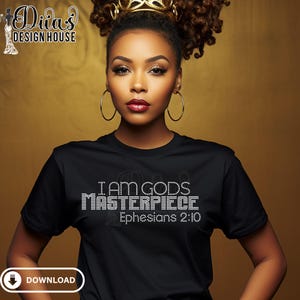 Puede incluir: Camiseta negra con el texto "I AM GODS MASTERPIECE Efesios 2:10" en un diseño de pedrería. La imagen presenta a una mujer que lleva la camiseta, pendientes de aro dorados y una corona dorada. La imagen también incluye un botón "Descargar".
