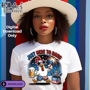 PNG "Just Here to Bang" / Sublimación divertida de pollo del 4 de julio / Transferencia DTF patriótica / Archivo Cricut de cerveza y fuegos artificiales / Diseño de camiseta de EE. UU.