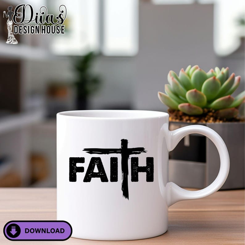 Pode incluir: Caneca de cer&acirc;mica branca com a palavra "FAITH" em letras pretas e um desenho de cruz preta. A caneca tem uma al&ccedil;a curva. Uma planta suculenta em um vaso cinza est&aacute; no fundo. A caneca est&aacute; em uma superf&iacute;cie de madeira.