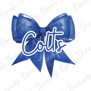 Könnte beinhalten: Eine blaue Schleife im Aquarellstil mit dem Wort "Colts" in weißer Schrift. Die Schleife hat detaillierte Schattierungen und Highlights, wodurch ein dreidimensionaler Effekt entsteht. Das Design ist vor einem weißen Hintergrund.