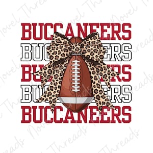 Puede incluir: Diseño gráfico con la palabra "BUCCANEERS" en rojo y blanco, apilada verticalmente. Un balón de fútbol marrón con cordones blancos está centrado, adornado con un lazo con estampado de leopardo. El diseño está sobre un fondo blanco.