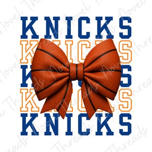 Può includere: Un fiocco con la trama di un pallone da basket è posto davanti alla parola "KNICKS" ripetuta quattro volte in blu e arancione. Il fiocco è una rappresentazione realistica di un pallone da basket, con il tipico colore arancione e linee nere.