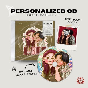 Op de afbeelding: Een gepersonaliseerde cd-cadeauset met een aangepast ontwerp. De cd-hoes en -schijf bevatten een cartoonillustratie van een stel met de tekst "ALL ABOUT US". Een foto is inbegrepen, samen met de tekst "from your photo" en "add your favorite song".