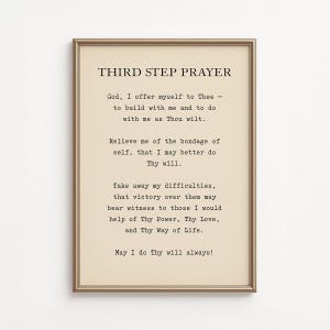 Pode incluir: Impressão emoldurada com o texto "THIRD STEP PRAYER" em fonte serif. O texto, uma oração, é impresso em preto sobre um fundo esbranquiçado, dentro de uma moldura dourada. A oração é sobre oferecer-se a Deus.