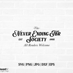 K&ouml;nnte beinhalten: Schwarz-wei&szlig;es Text-Design auf wei&szlig;em Ziegelhintergrund. Der Text lautet "The Never Ending TBR Society Est 1995 All Readers Welcome".