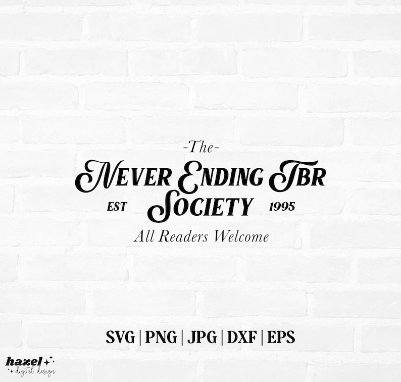 K&ouml;nnte beinhalten: Schwarz-wei&szlig;es Text-Design auf wei&szlig;em Ziegelhintergrund. Der Text lautet "The Never Ending TBR Society Est 1995 All Readers Welcome".