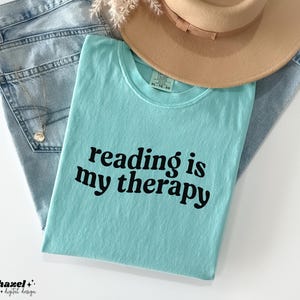 Leer es mi terapia (Svg), Svg de lector, Svg de ratón de biblioteca, Svg de club de lectura, Svg de lector, Svg de ambiente literario, Png de lector, Svg de lectura, Lectores