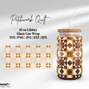 Può includere: Un bicchiere tipo lattina Libbey da 16 oz con coperchio in bambù e cannuccia in vetro, caratterizzato da un motivo geometrico patchwork nei toni del marrone, beige e crema. Il testo recita Patchwork Quilt, 16 oz Libbey Glass Can Wrap, SVG | PNG | JPG | DXF | EPS.