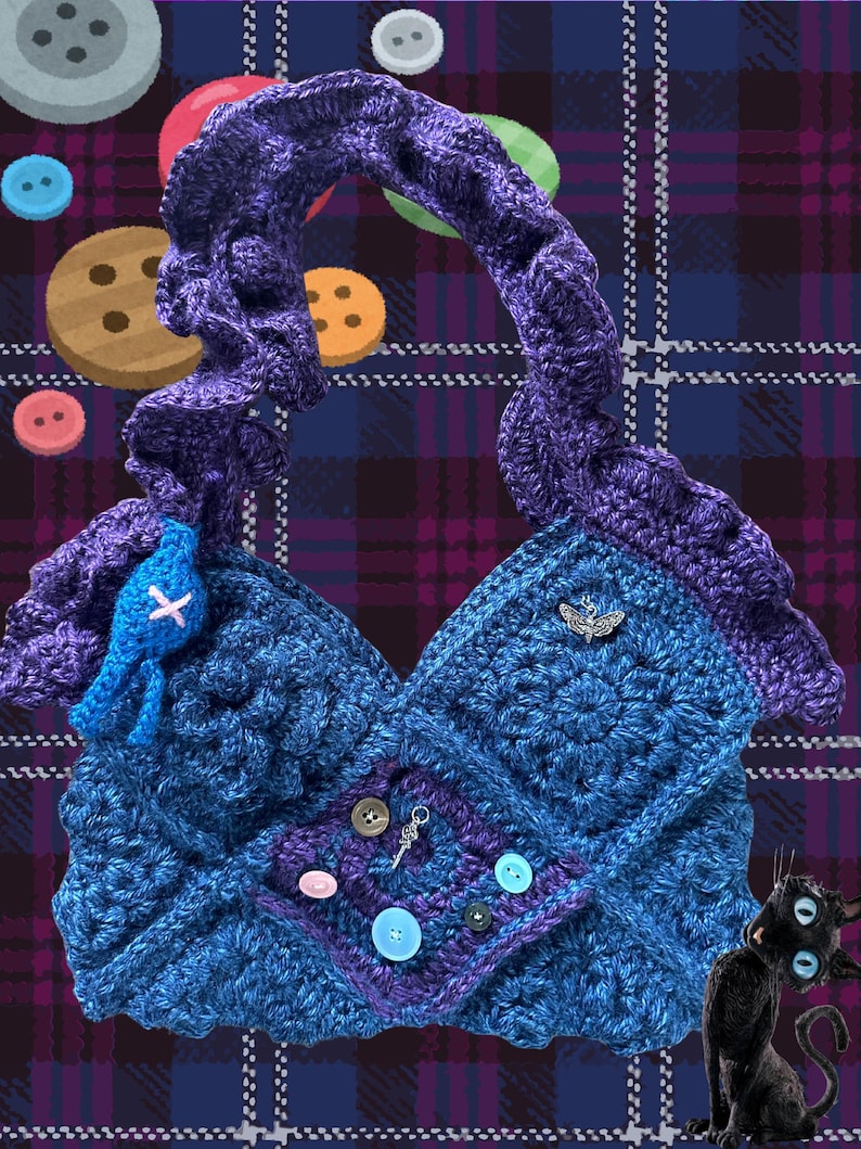 Op de afbeelding: Een handgemaakte blauwe gehaakte tas met een paarse handvat en accenten. De tas heeft een vierkant ontwerp met diverse knopen en een kleine bedel. Een blauw vogelachtig versiering en een zilveren vlinderbedel zijn ook aanwezig.